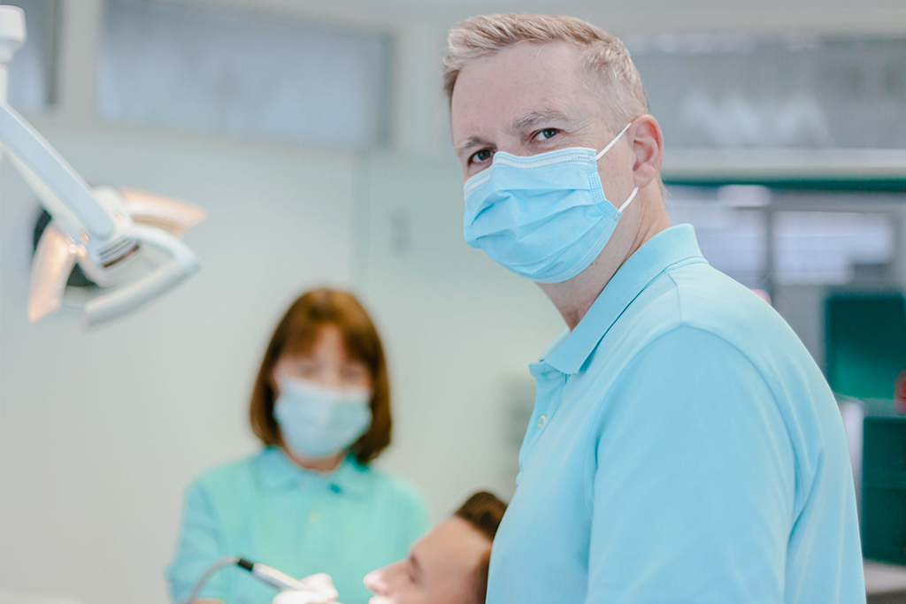 Dr. Eisenhart während einer Behandlung